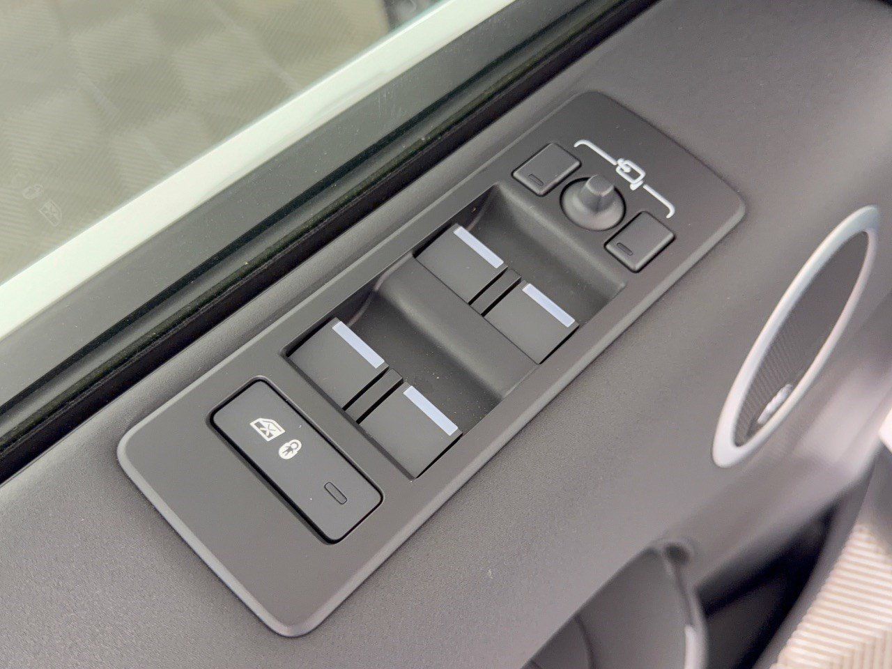 Used 2026 Land Rover Discovery S AWD/4WD image 15