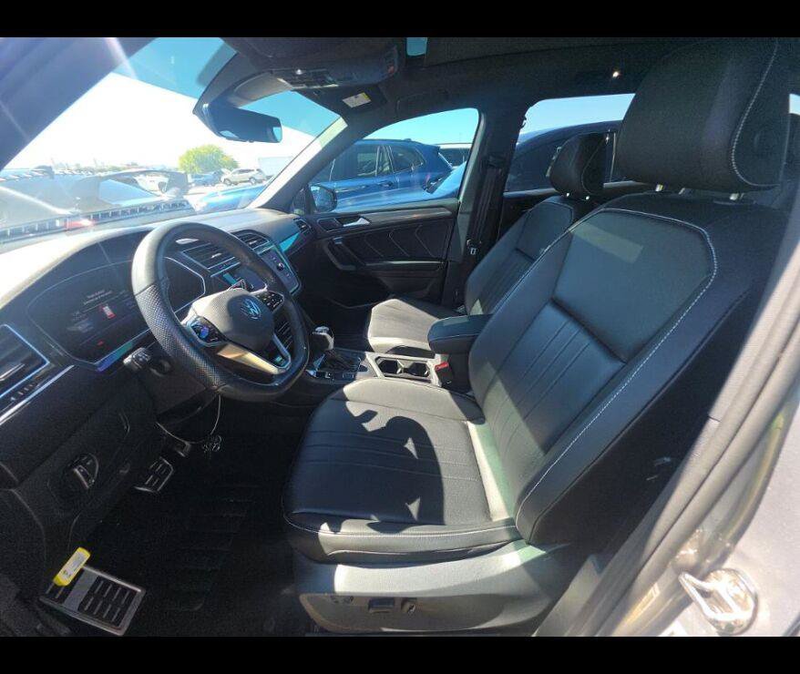 Used 2024 Volkswagen Tiguan SE R-Line FWD image 3