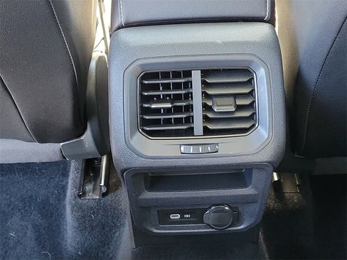 Used 2022 Volkswagen Tiguan SE image 13