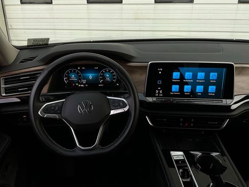 Used 2025 Volkswagen Atlas SE image 15