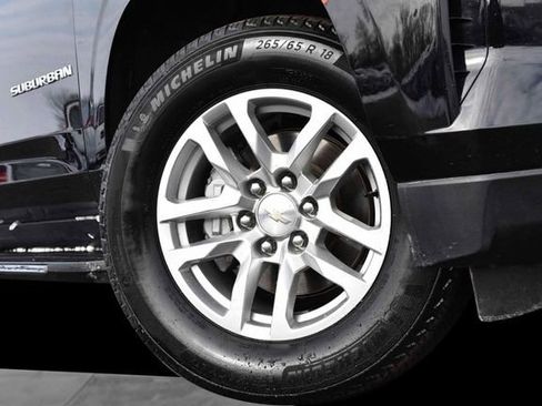 Used 2024 Chevrolet Suburban LT image 3