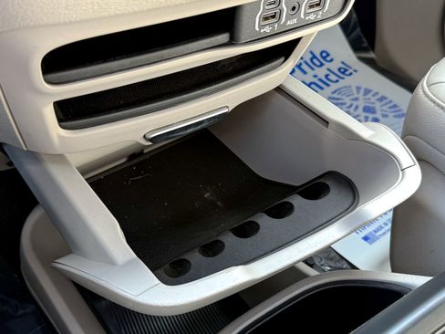 Used 2021 Chrysler Pacifica Touring-L image 7