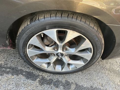 Used 2009 Kia Rondo LX image 13