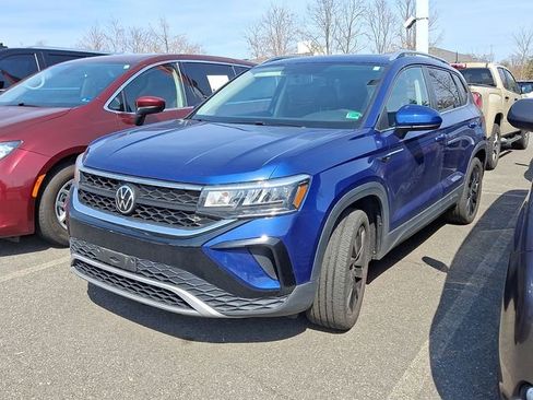 Used 2022 Volkswagen Taos SE w/ Panoramic Sunroof Package image 2