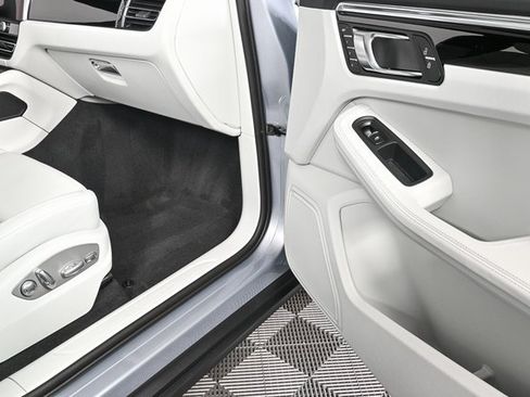 Certified 2025 Porsche Macan image 25