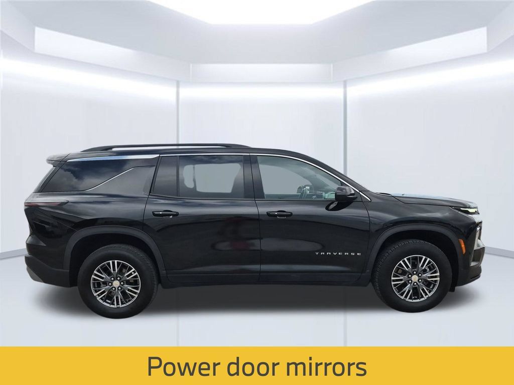 Used 2025 Chevrolet Traverse LT FWD image 8