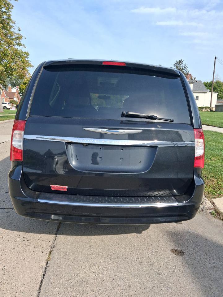 Used 2014 Chrysler Town & Country Touring FWD image 10
