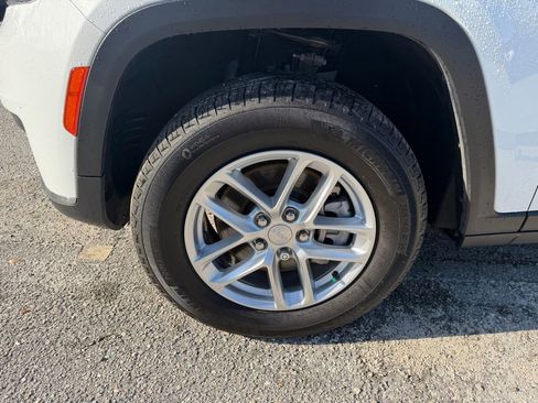 Certified 2025 Jeep Grand Cherokee L Laredo RWD image 9