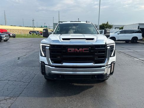Used 2024 GMC Sierra 2500 Pro AWD/4WD image 3