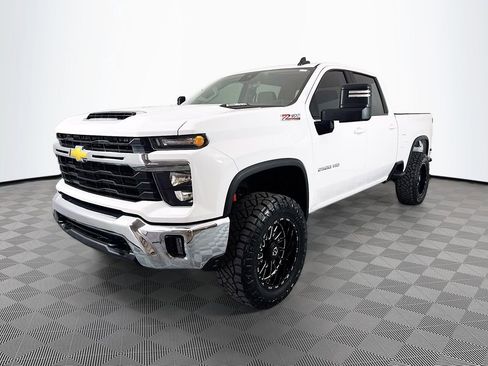 Used 2024 Chevrolet Silverado 2500 LT w/ Convenience Package AWD/4WD image 3