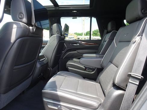 Used 2021 Cadillac Escalade Premium Luxury AWD/4WD image 16