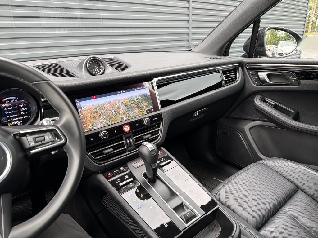 Certified 2026 Porsche Macan AWD/4WD image 11