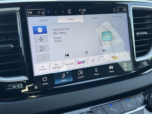 Used 2025 Chrysler Pacifica Select image 23