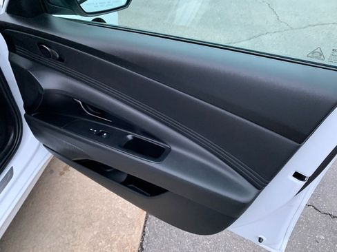 Used 2025 Hyundai Elantra Sport image 13