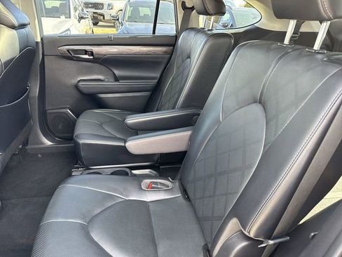 Used 2021 Toyota Highlander Platinum image 25