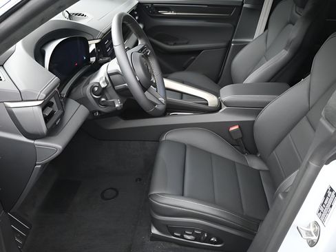 Certified 2025 Porsche Macan Turbo Electric AWD/4WD image 6