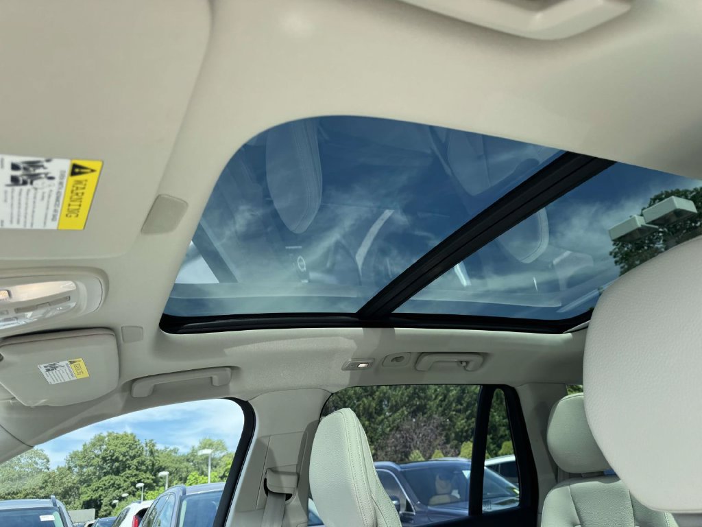 Certified 2024 Volvo XC90 T8 Plus w/ Protection Package Premier AWD/4WD image 18