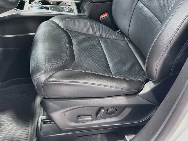 Used 2023 Ford Explorer Platinum w/ Technology Package AWD/4WD image 18