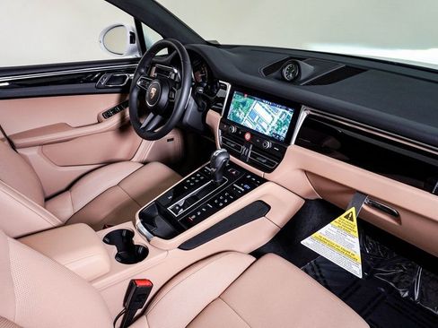 Certified 2025 Porsche Macan image 14