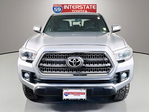 Used 2016 Toyota Tacoma TRD Sport image 2