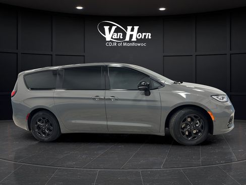 Used 2023 Chrysler Pacifica Limited w/ S Appearance Package FWD image 8