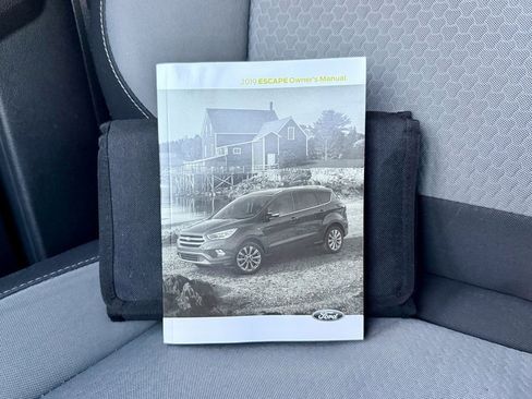 Used 2019 Ford Escape SE image 25