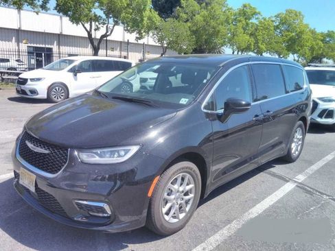 Certified 2024 Chrysler Pacifica Touring-L FWD image 1