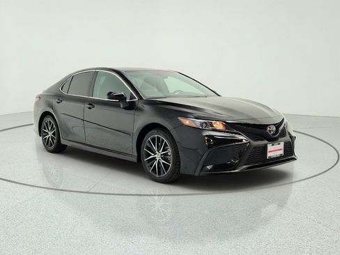 Used 2024 Toyota Camry SE FWD image 3