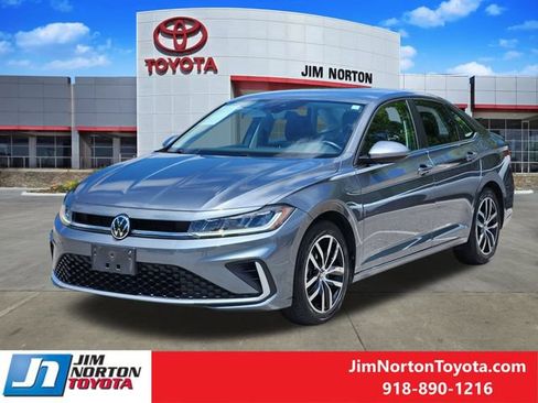 Used 2025 Volkswagen Jetta SE FWD image 3