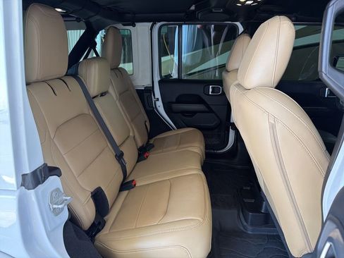 Used 2019 Jeep Wrangler Unlimited Sahara image 32