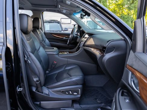 Used 2019 Cadillac Escalade Premium Luxury w/ Escalade Sport Edition AWD/4WD image 21