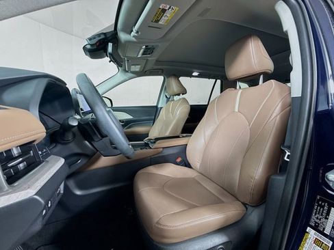 Used 2024 Toyota Grand Highlander image 11