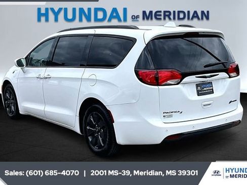 Used 2020 Chrysler Pacifica Touring-L w/ S Appearance Package image 2
