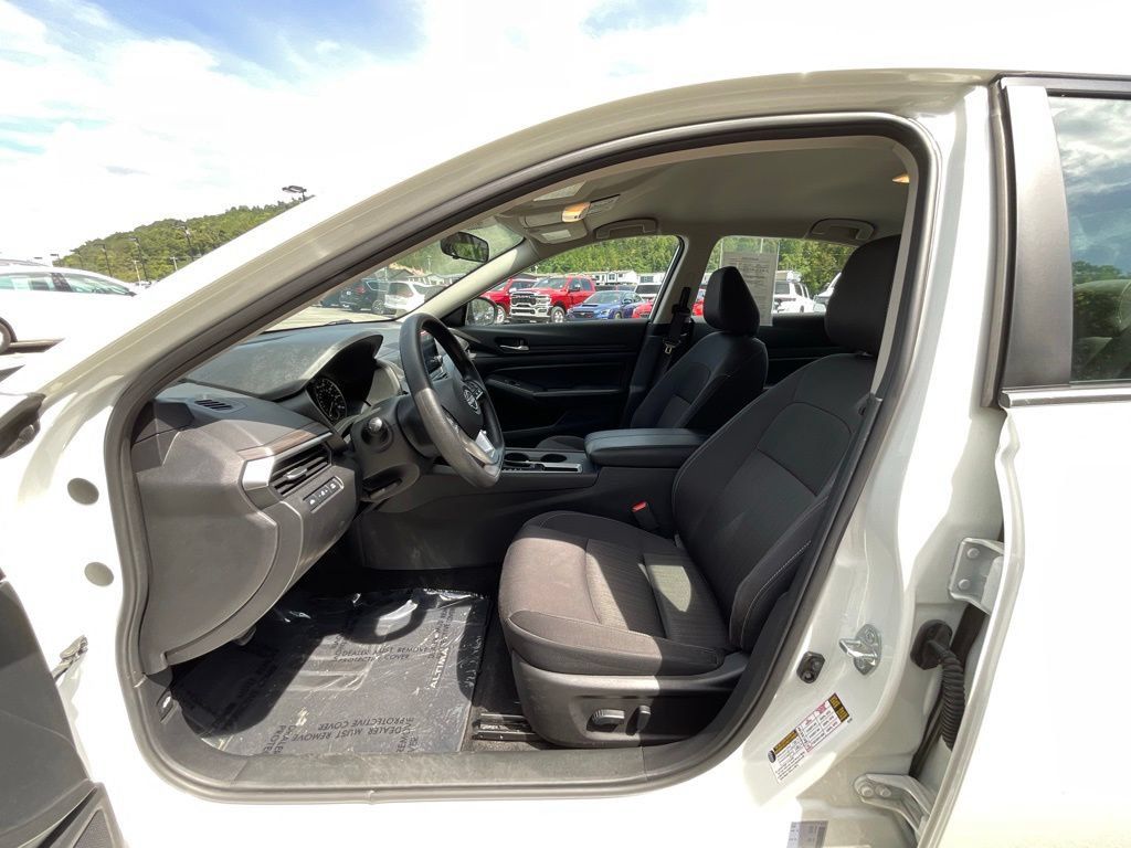 Used 2025 Nissan Altima 2.5 SV FWD image 9