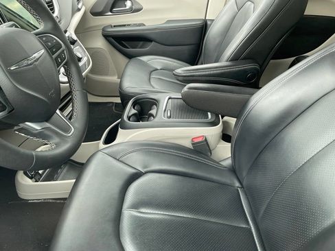 Used 2023 Chrysler Pacifica Touring-L FWD image 9