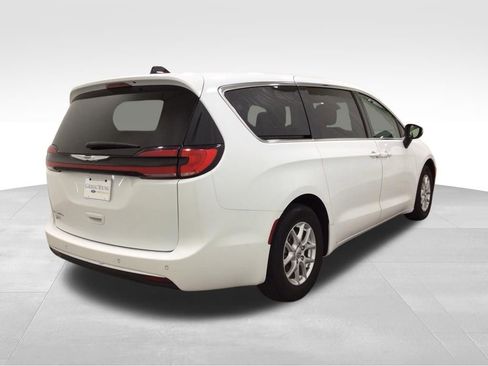 Used 2023 Chrysler Pacifica Touring-L FWD image 4