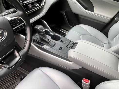 Used 2022 Toyota Highlander LE image 19