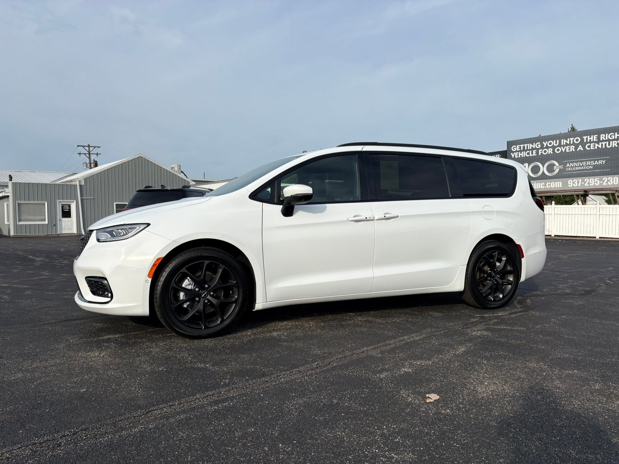 Used 2023 Chrysler Pacifica Touring-L w/ S Appearance Package FWD image 6