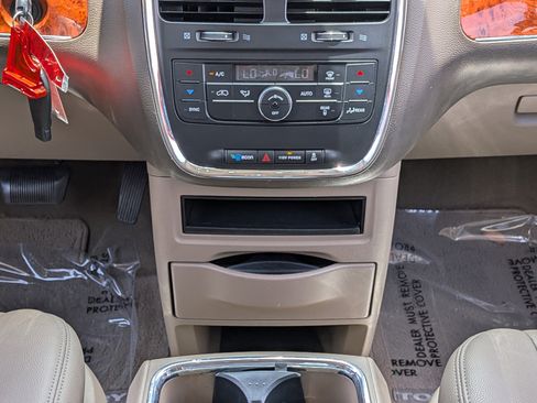 Used 2015 Chrysler Town & Country Touring FWD image 21