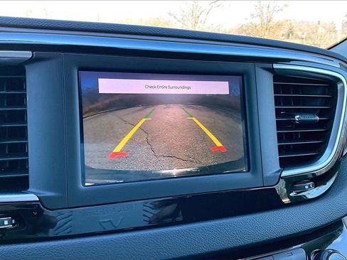 Used 2022 Chrysler Voyager LX image 13