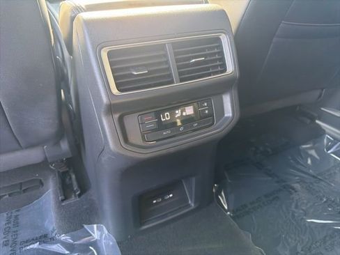 Used 2024 Volkswagen Atlas SE image 30