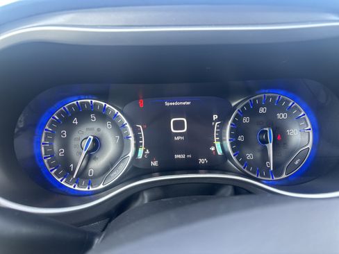 Used 2024 Chrysler Pacifica Touring-L FWD image 22