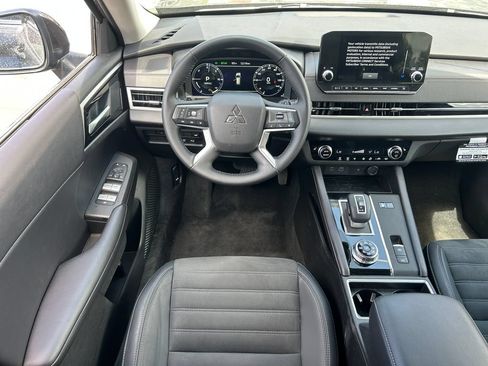 Used 2025 Mitsubishi Outlander 4WD Plug-In Hybrid image 31