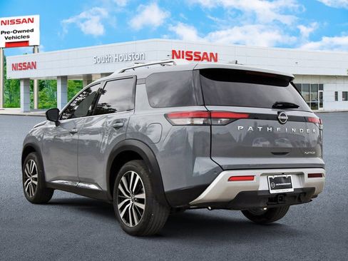 Used 2025 Nissan Pathfinder Platinum FWD image 3