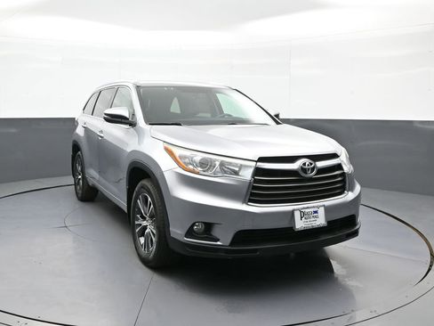 Certified 2016 Toyota Highlander XLE AWD/4WD image 3