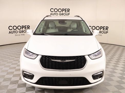 Used 2021 Chrysler Pacifica Touring-L w/ Uconnect Theater Family Group FWD image 10