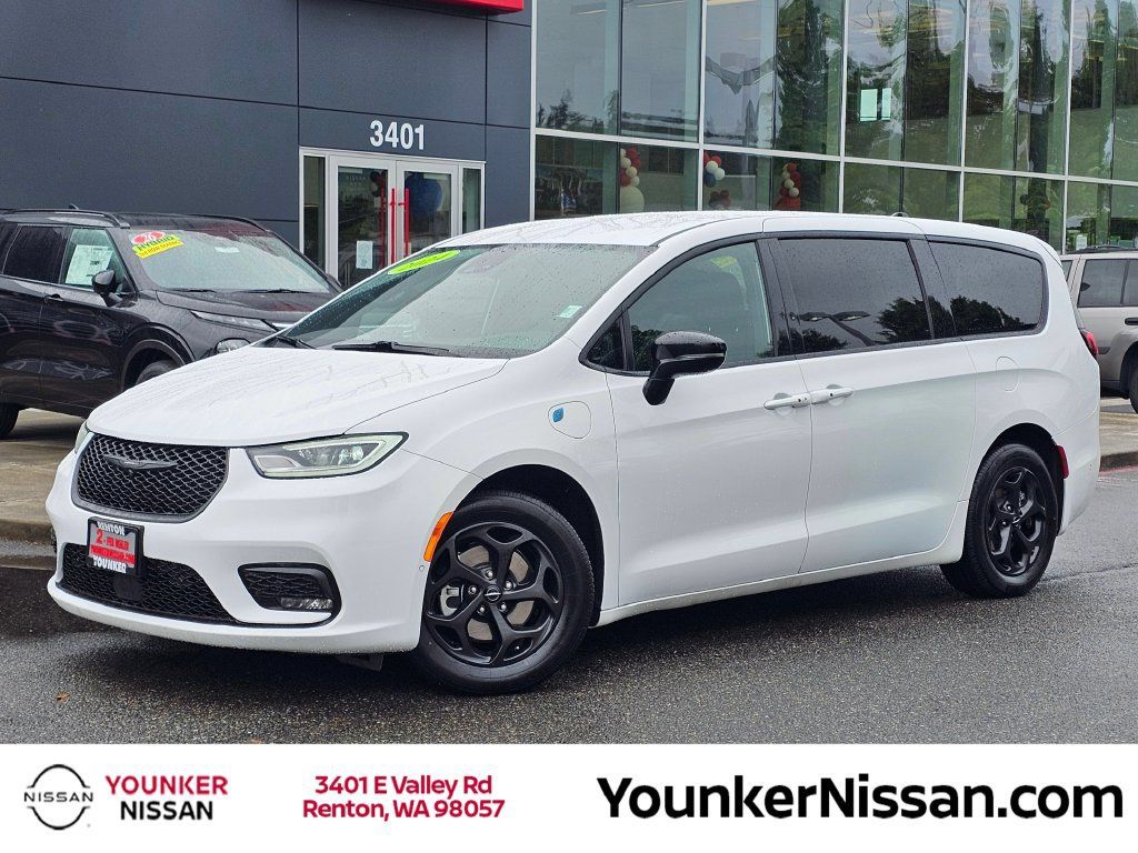 Used 2024 Chrysler Pacifica Limited FWD image 1