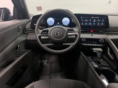 Used 2023 Hyundai Elantra SEL w/ Convenience Package FWD image 15