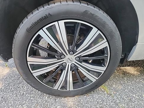 Certified 2023 Volvo XC60 B5 Plus w/ Climate Package AWD/4WD image 11