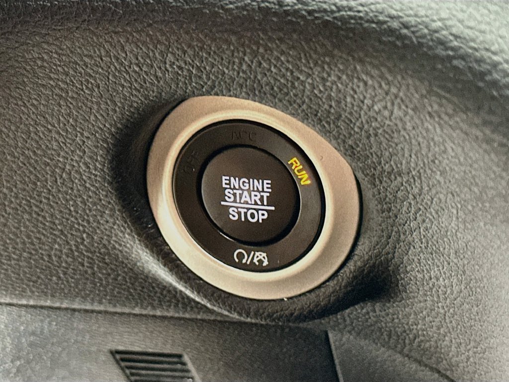 Certified 2025 Chrysler Pacifica Limited FWD image 23